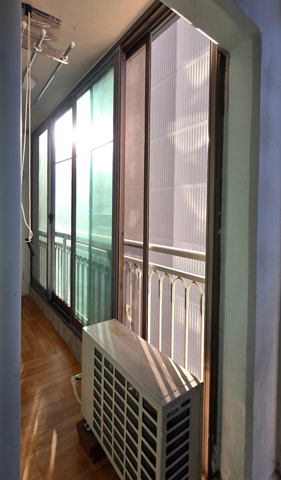 블랙 레일과 목재 마루가 어우러진 완성된 발코니