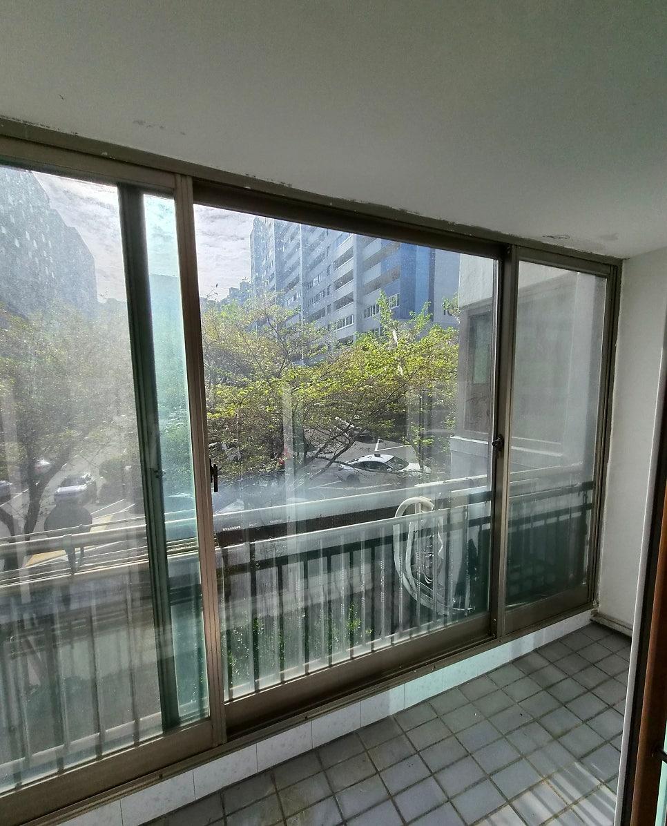 블랙 레일로 세련미를 더한 완성된 발코니