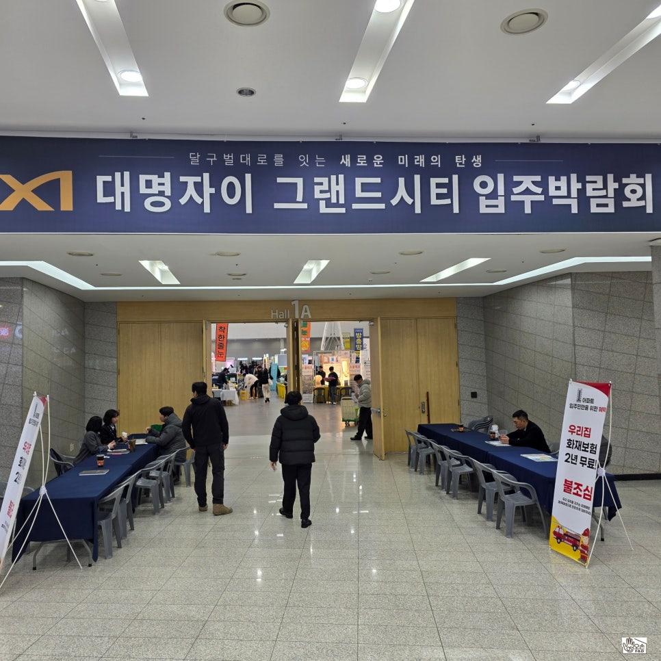 차분한 석재 벽면이 인상적인 상담 공간