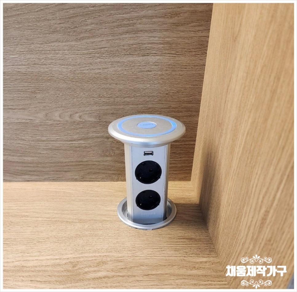 USB 포트가 내장되어 편리함을 더한 우드 벽면