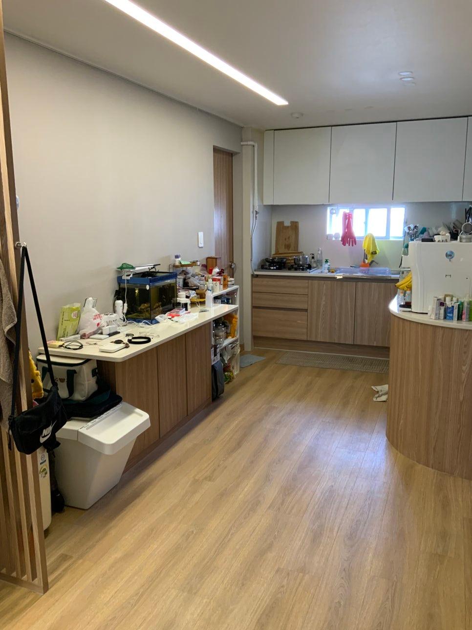 회벽과 대리석 패턴이 어우러진 거실의 전체적인 모습