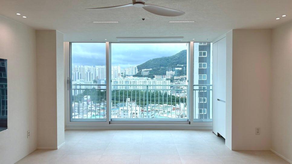 도시와 산의 경관이 한눈에 들어오는 거실