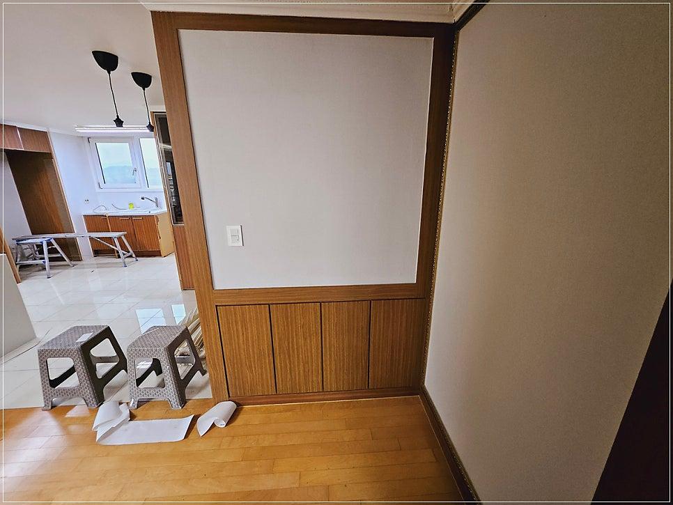 주방 창가 쪽의 우드톤 벽면과 바닥재