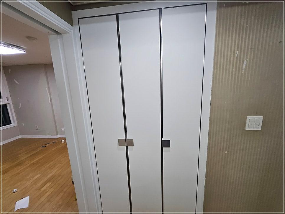 텍스처 있는 벽지와 수납장이 있는 드레스룸