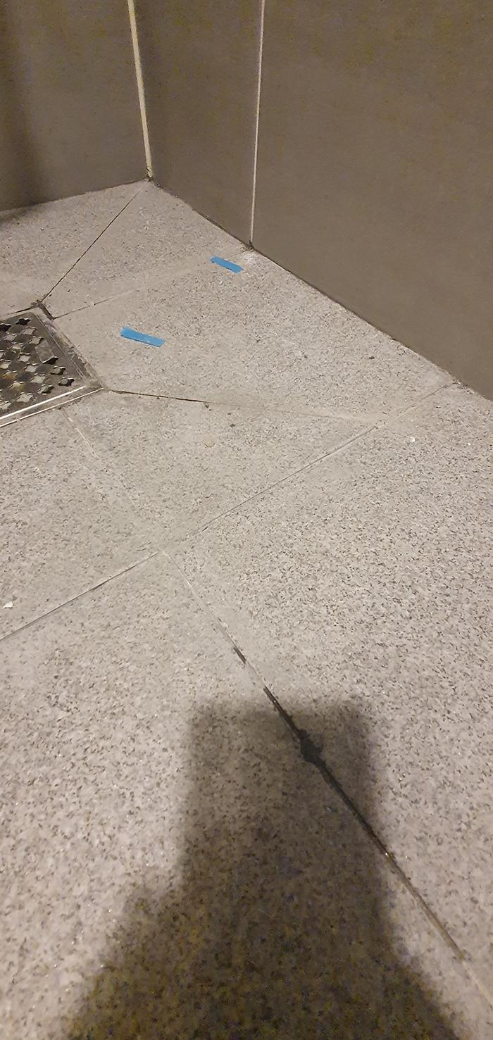물기가 올라오는 것을 확인하며 매지를 파내는 과정