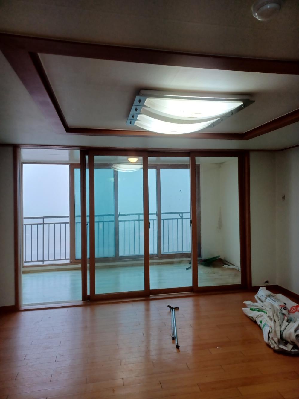 아트월 철거 후 돌출된 못들을 제거하며 벽면을 정돈하는 과정