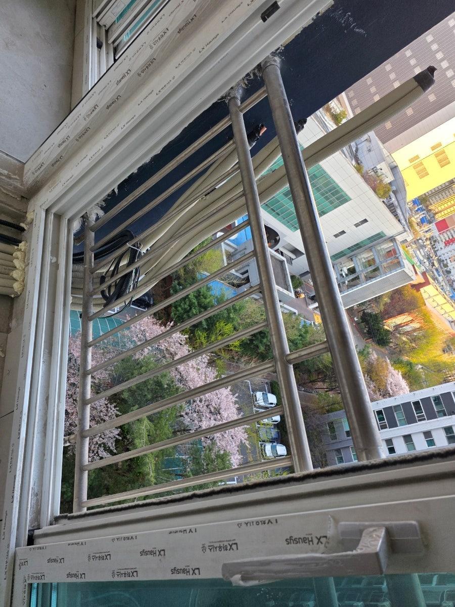 공사 시작 전 천장 상태를 정밀하게 실측하는 모습