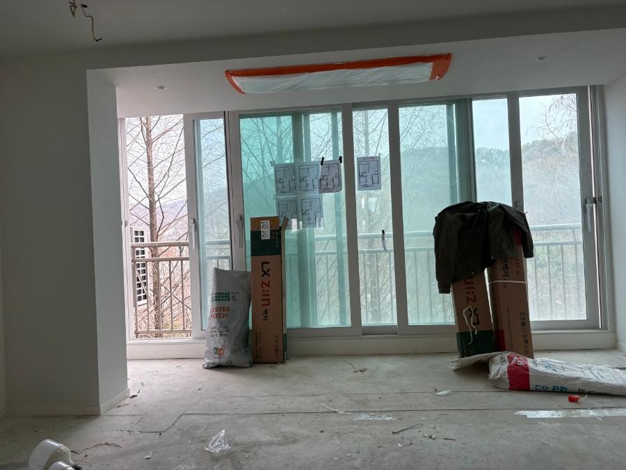 꼼꼼한 배관 설계를 위해 도면을 살피는 공사 현장