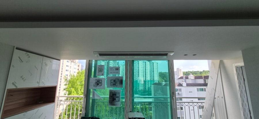 깔끔하게 매립된 거실 에어컨