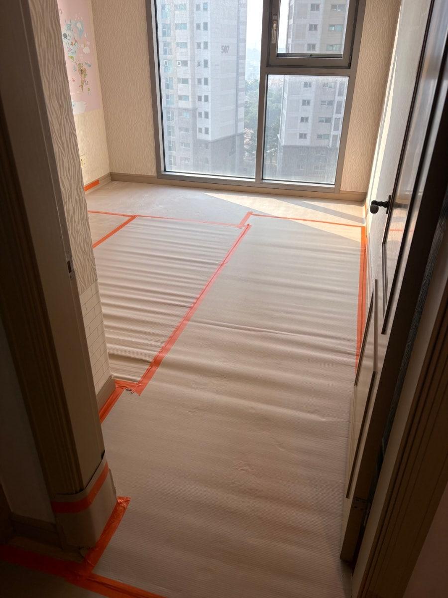 공사 시작 전 꼼꼼하게 구역을 표시한 보양 작업 모습