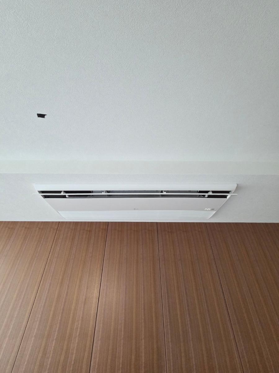 나무 바닥과 흰 벽면의 시공 전 모습