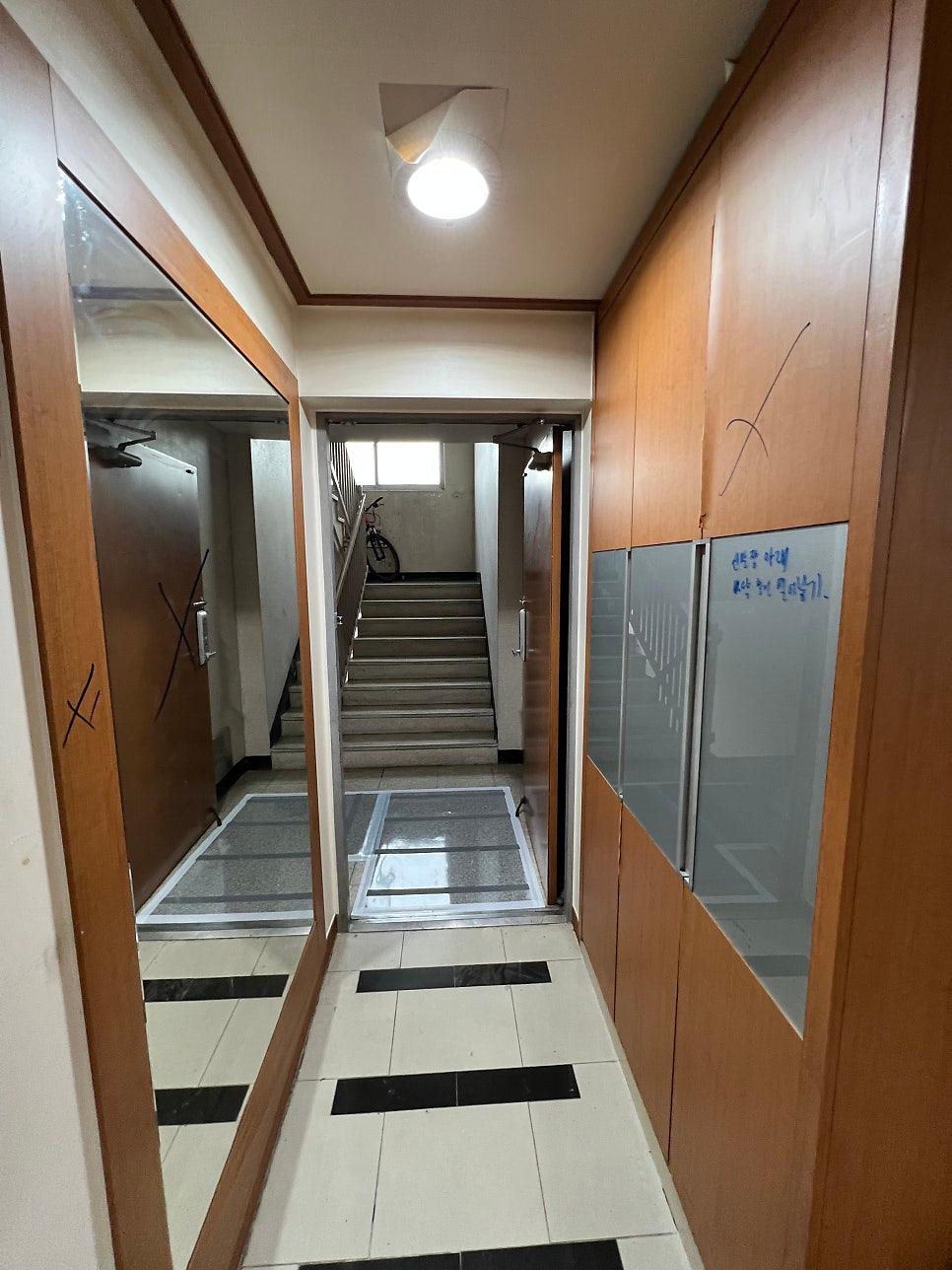 철거를 시작하며 마주한 현관의 첫 모습