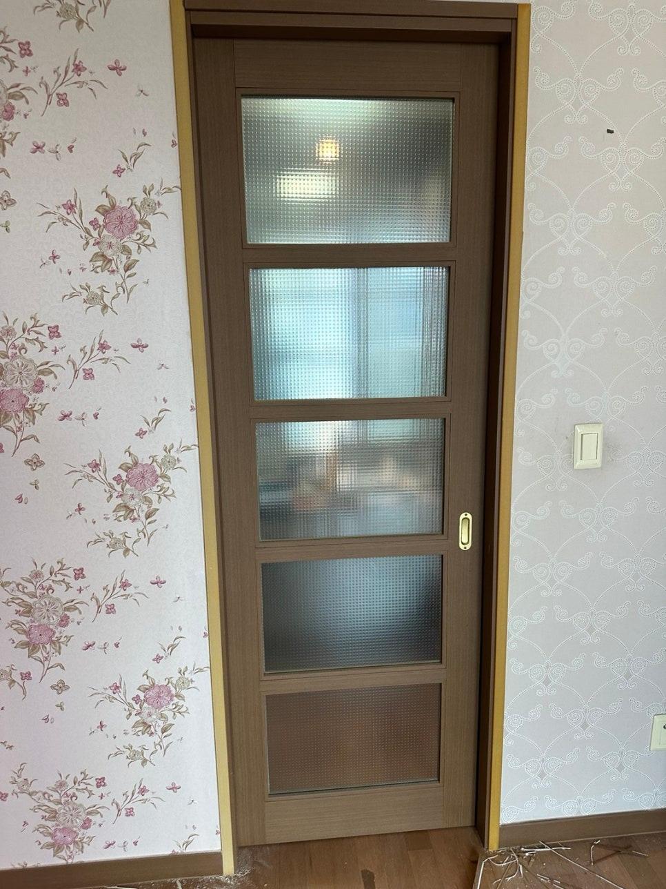 화장대와 조화를 이루는 방문