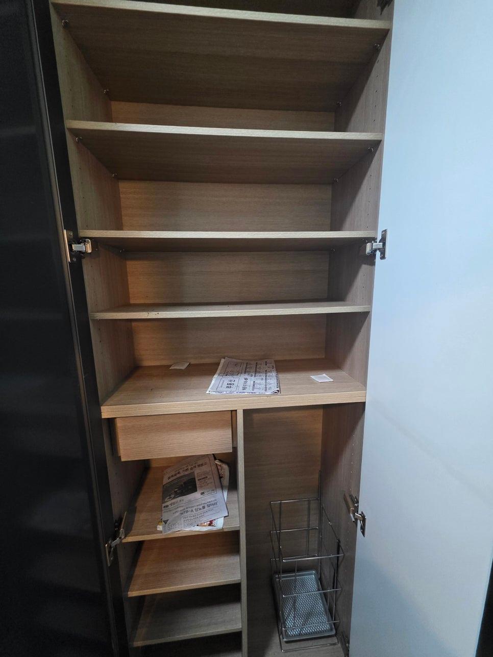 청소 후 환해진 거실 전경
