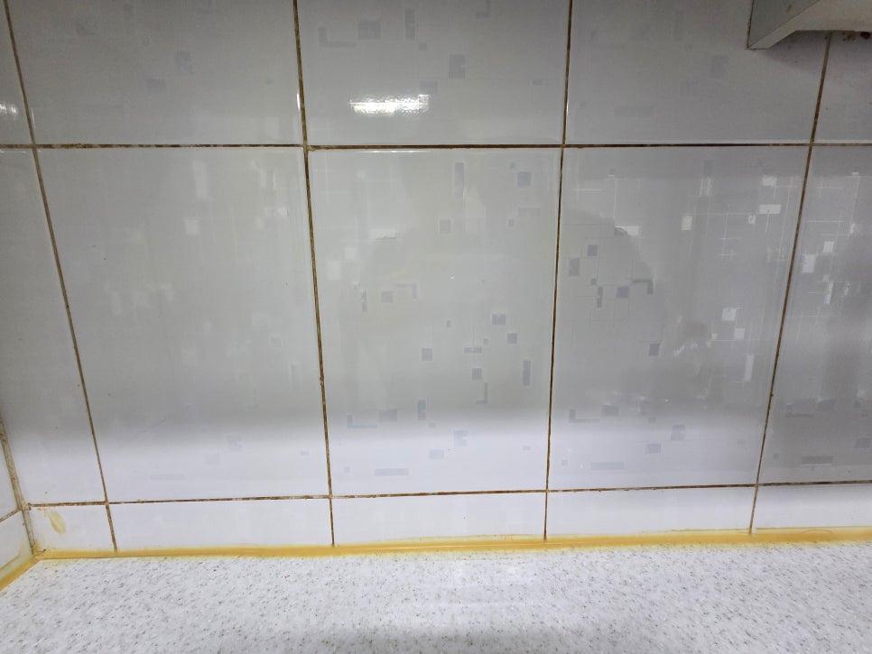 노란 기름때로 얼룩진 흰색 타일 벽면