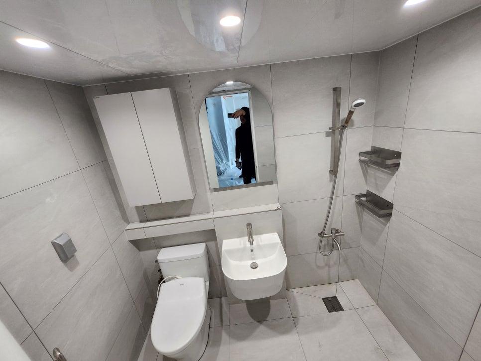 거울과 세면대가 돋보이는 정갈한 욕실