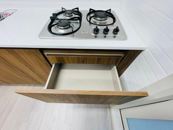화이트 주방상판 인테리어 시공 사진 — LG 인조대리석 아이스버그 (G113) 24T