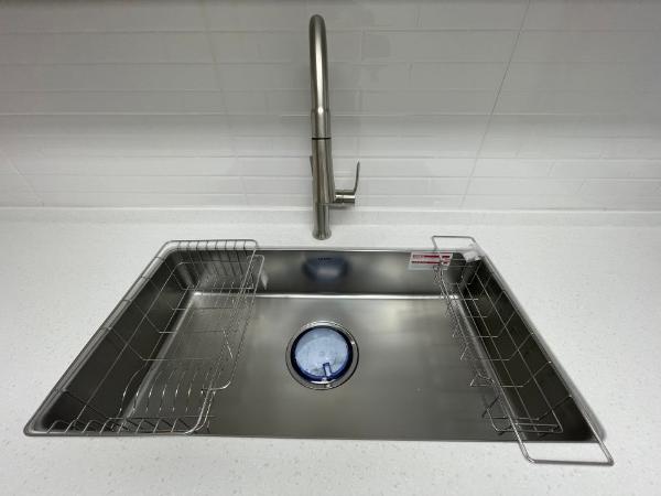 화이트 주방상판 인테리어 시공 사진 — LG 인조대리석 아이스버그 (G113) 24T