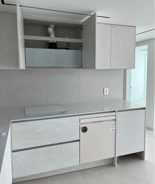 웜화이트 주방상판 인테리어 시공 사진 — LX 하이막스 오로라 웜블랑 (M622)