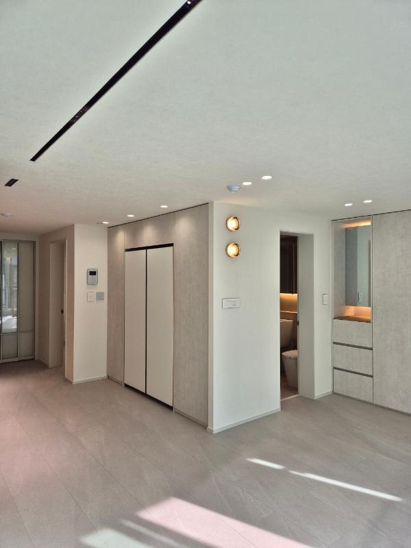 미디엄 우드 도어 인테리어 시공 사진 — LX Z:IN 보르떼7 세라믹 프로스트