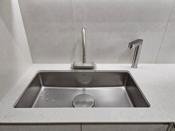 화이트 주방상판 인테리어 시공 사진 — 칸스톤 루나화이트 (WI763)
