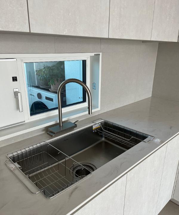 웜화이트 주방상판 인테리어 시공 사진 — LX 하이막스 오로라 웜블랑 (M622)