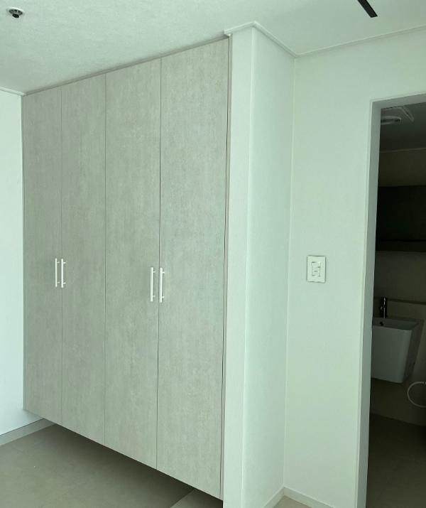 웜화이트 주방상판 인테리어 시공 사진 — LX 하이막스 오로라 웜블랑 (M622)