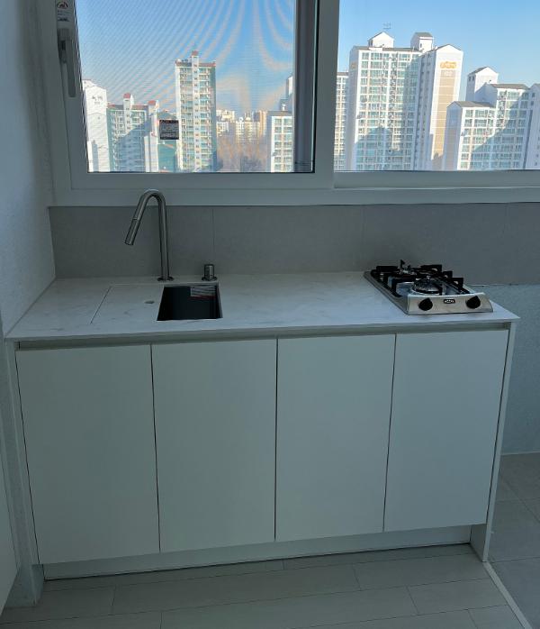 웜화이트 주방상판 인테리어 시공 사진 — LX 하이막스 오로라 웜블랑 (M622)