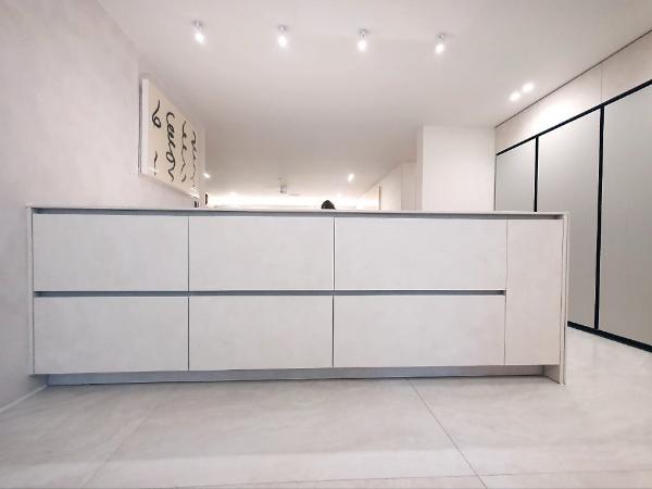 화이트 주방상판 인테리어 시공 사진 — 판도리아 세라믹 상판