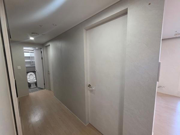 슬레이트 도배 인테리어 시공 사진 — 동화자연마루 시그니월 슬레이트모티브