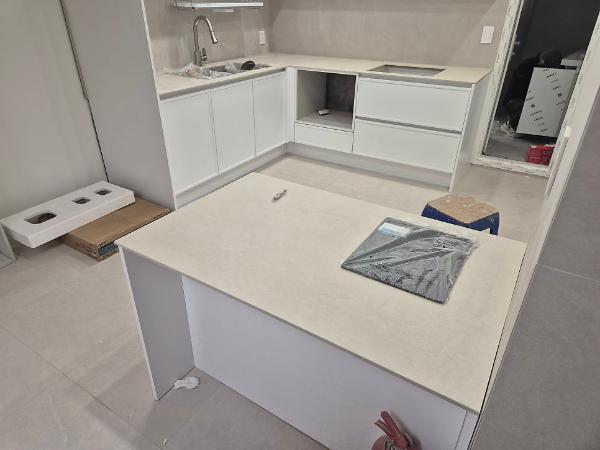 콘크리트 탄성코트 인테리어 시공 사진 — 세라믹 아이보리 콘크리트