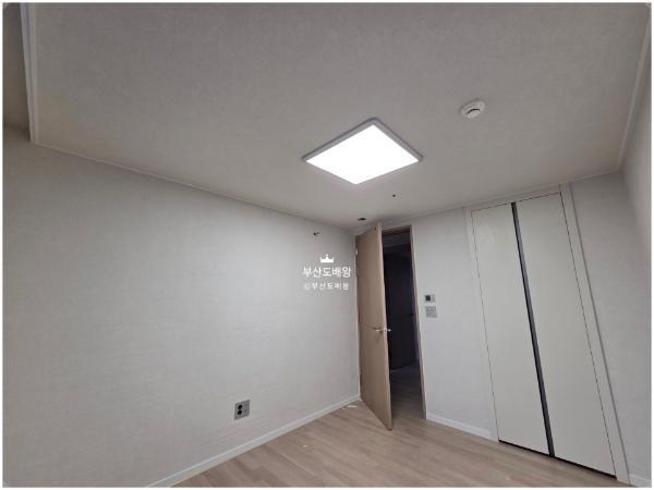 화이트 도배 인테리어 시공 사진 — LX Z:IN 디아망 회벽 화이트 (PR002-01)