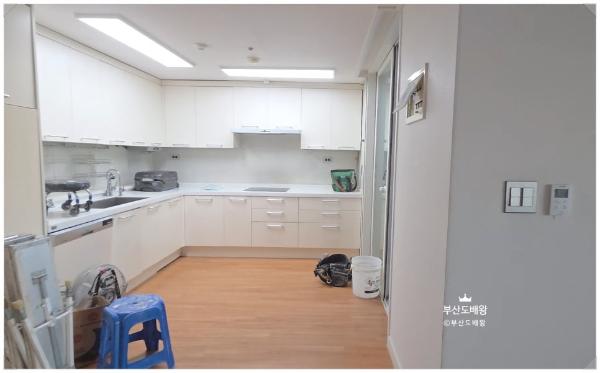 화이트 도배 인테리어 시공 사진 — LX Z:IN 디아망 회벽 화이트 (PR002-01)