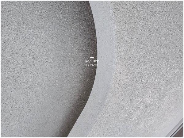 화이트 도배 인테리어 시공 사진 — LX Z:IN 디아망 회벽 화이트 (PR002-01)