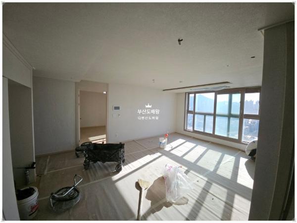 화이트 도배 인테리어 시공 사진 — LX Z:IN 디아망 회벽 화이트 (PR002-01)