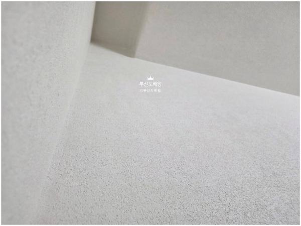 크림·아이보리 도배 인테리어 시공 사진 — LX Z:IN 디아망 회벽 크림화이트 (PR002-12)