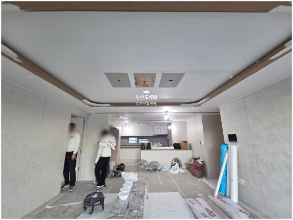 화이트 도배 인테리어 시공 사진 — LX Z:IN 디아망 회벽 화이트 (PR002-01)