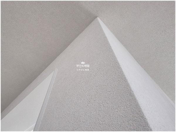 크림·아이보리 도배 인테리어 시공 사진 — LX Z:IN 디아망 회벽 크림화이트 (PR002-12)