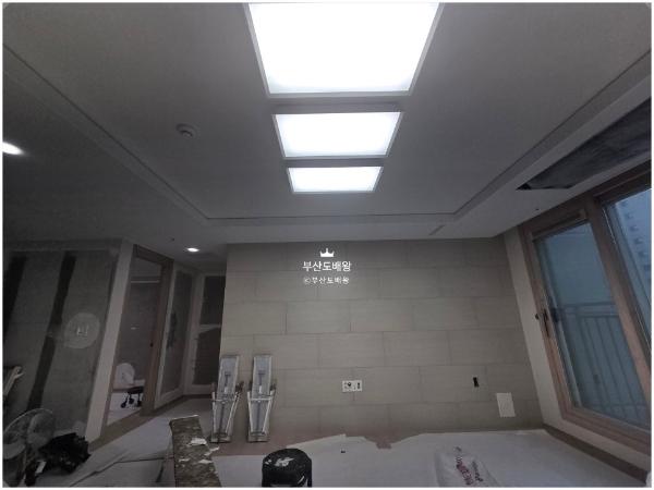크림·아이보리 도배 인테리어 시공 사진 — LX Z:IN 디아망 회벽 크림화이트 (PR002-12)