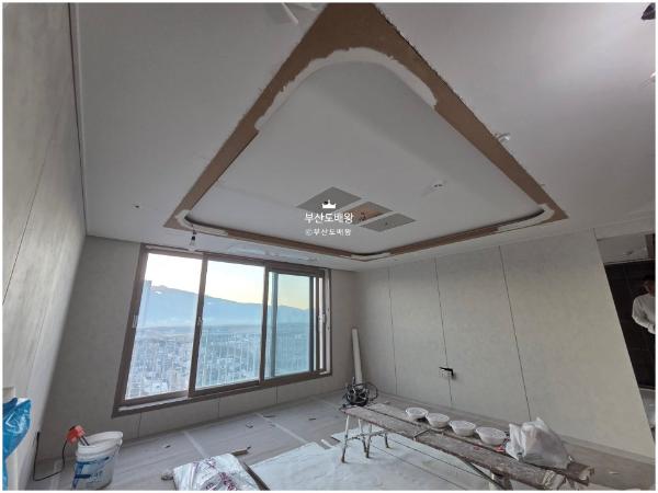 화이트 도배 인테리어 시공 사진 — LX Z:IN 디아망 회벽 화이트 (PR002-01)