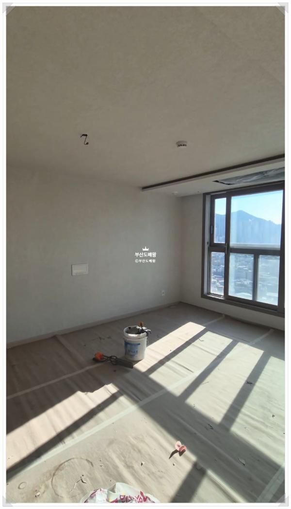 화이트 도배 인테리어 시공 사진 — LX Z:IN 디아망 회벽 화이트 (PR002-01)