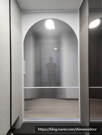 화이트 유리·거울 인테리어 시공 사진 — 원슬라이딩도어 (화이트프레임, 상부아치 투명샤틴유리, 하부700고시 모루유리)