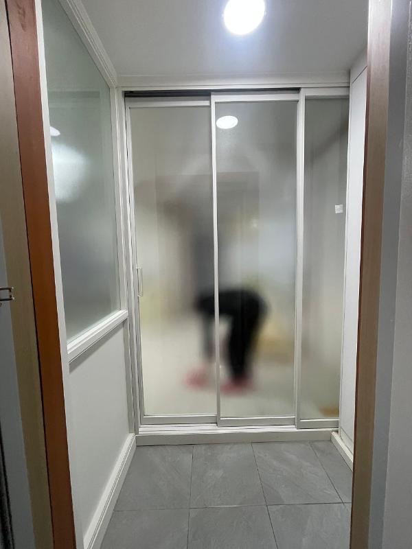 화이트 중문 인테리어 시공 사진 — 화이트 초슬림 3연동 중문
