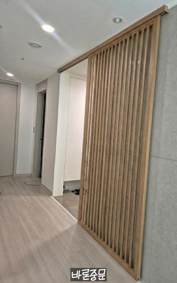 내추럴 우드 중문 인테리어 시공 사진 — 우드 컬러 간살중문