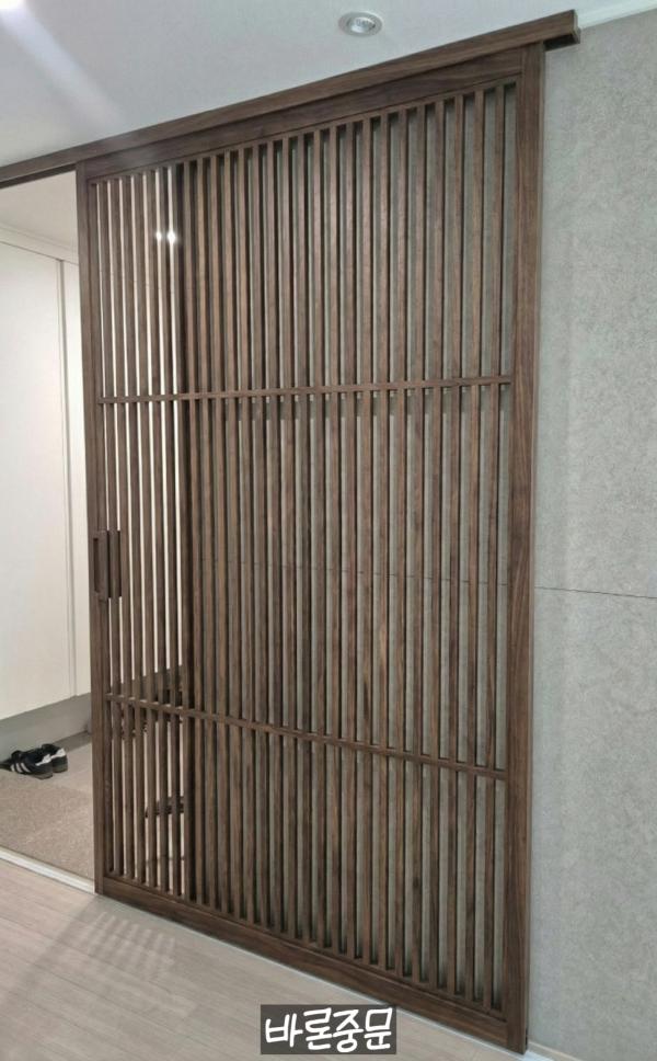 내추럴 우드 중문 인테리어 시공 사진 — 우드 컬러 간살중문