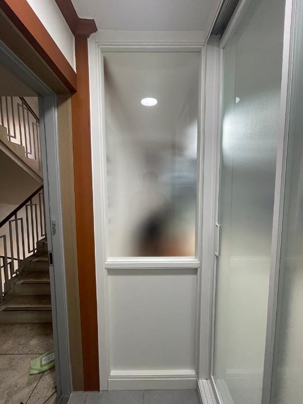 화이트 중문 인테리어 시공 사진 — 화이트 초슬림 3연동 중문