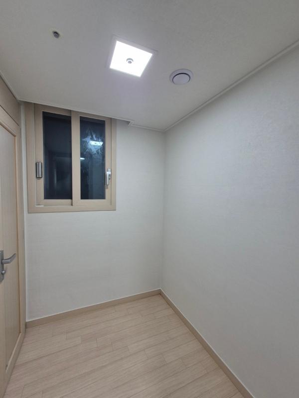테라코타·클레이 도배 인테리어 시공 사진 — 개나리 로하스 87456-7 매트회벽 클레이화이트