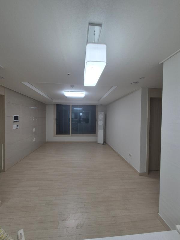 테라코타·클레이 도배 인테리어 시공 사진 — 개나리 로하스 87456-7 매트회벽 클레이화이트