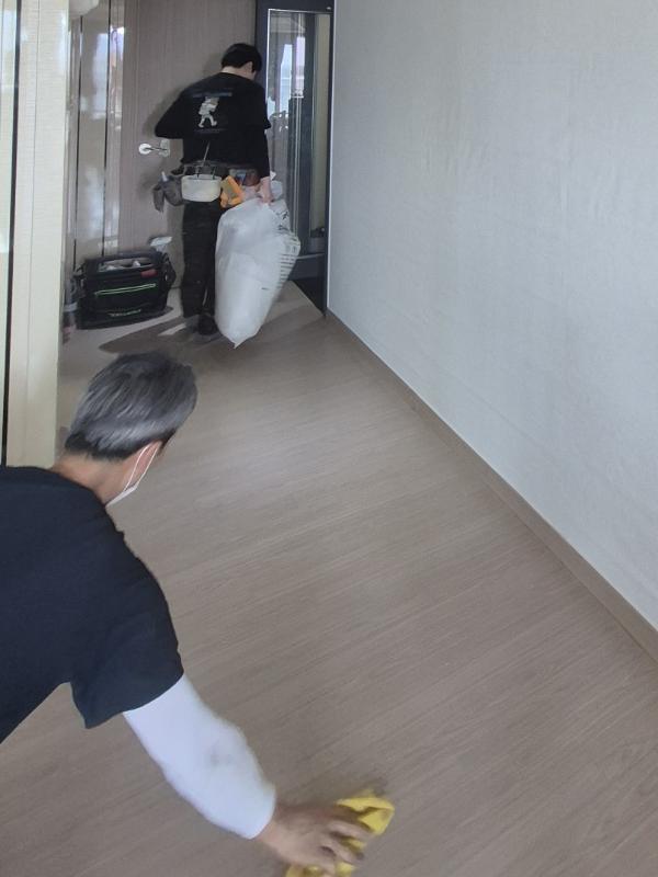 그레이 도배 인테리어 시공 사진 — 개나리 로하스 매트회벽 퓨어그레이 (87456-2)