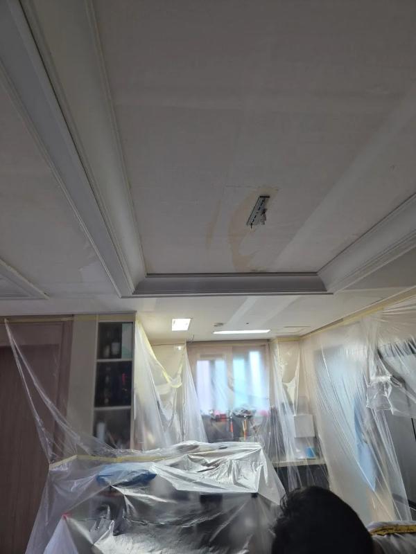 그레이 도배 인테리어 시공 사진 — 개나리 로하스 매트회벽 퓨어그레이 (87456-2)